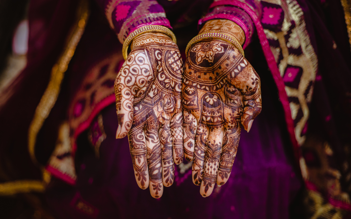 🖌 Mehndi (Henna) Application